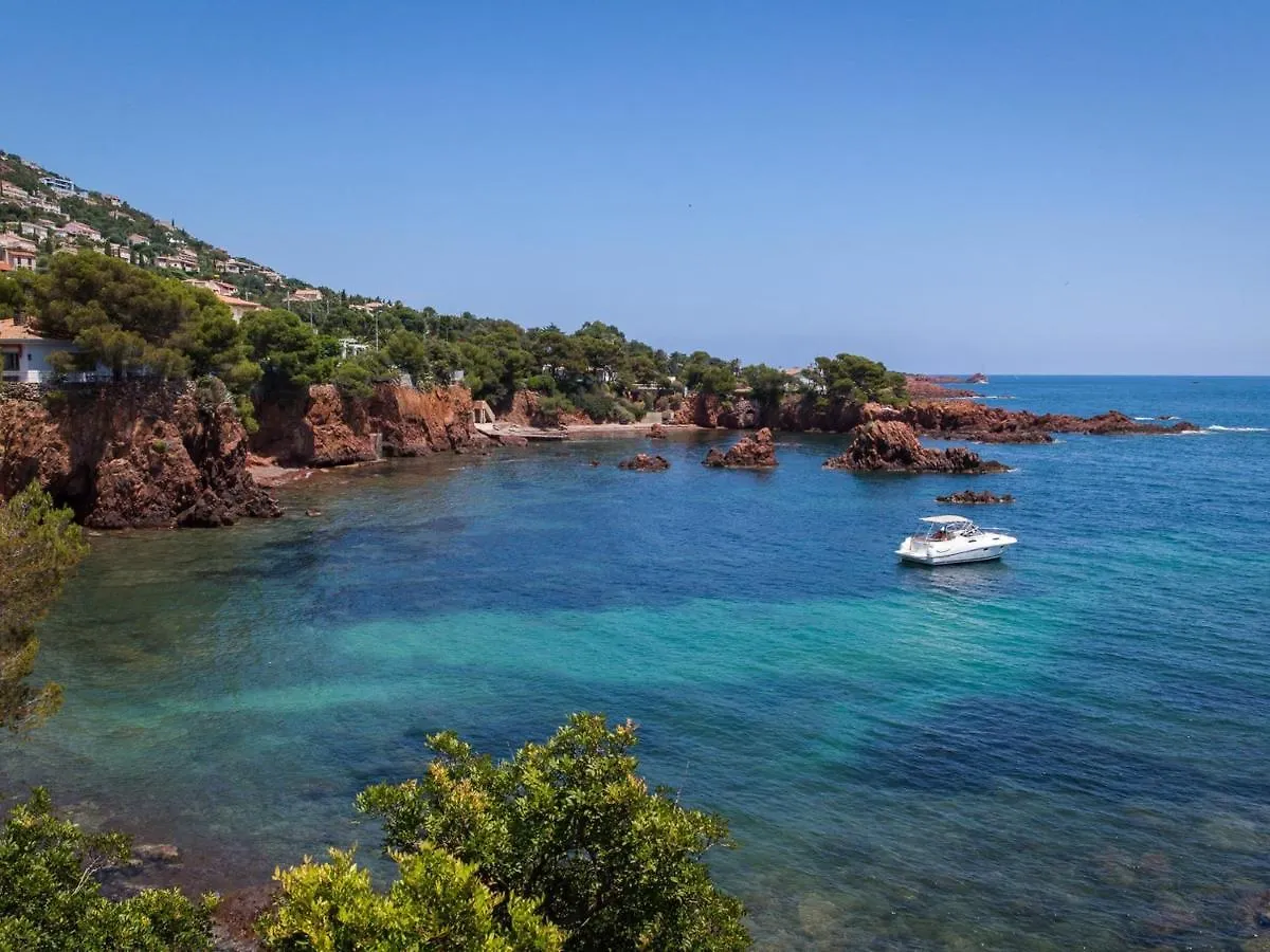 Studio Climatise Proche Plage Et Commerces Avec Balcon, Parking, Et Wifi A Saint-Raphael - Fr-1-466A-32 France
