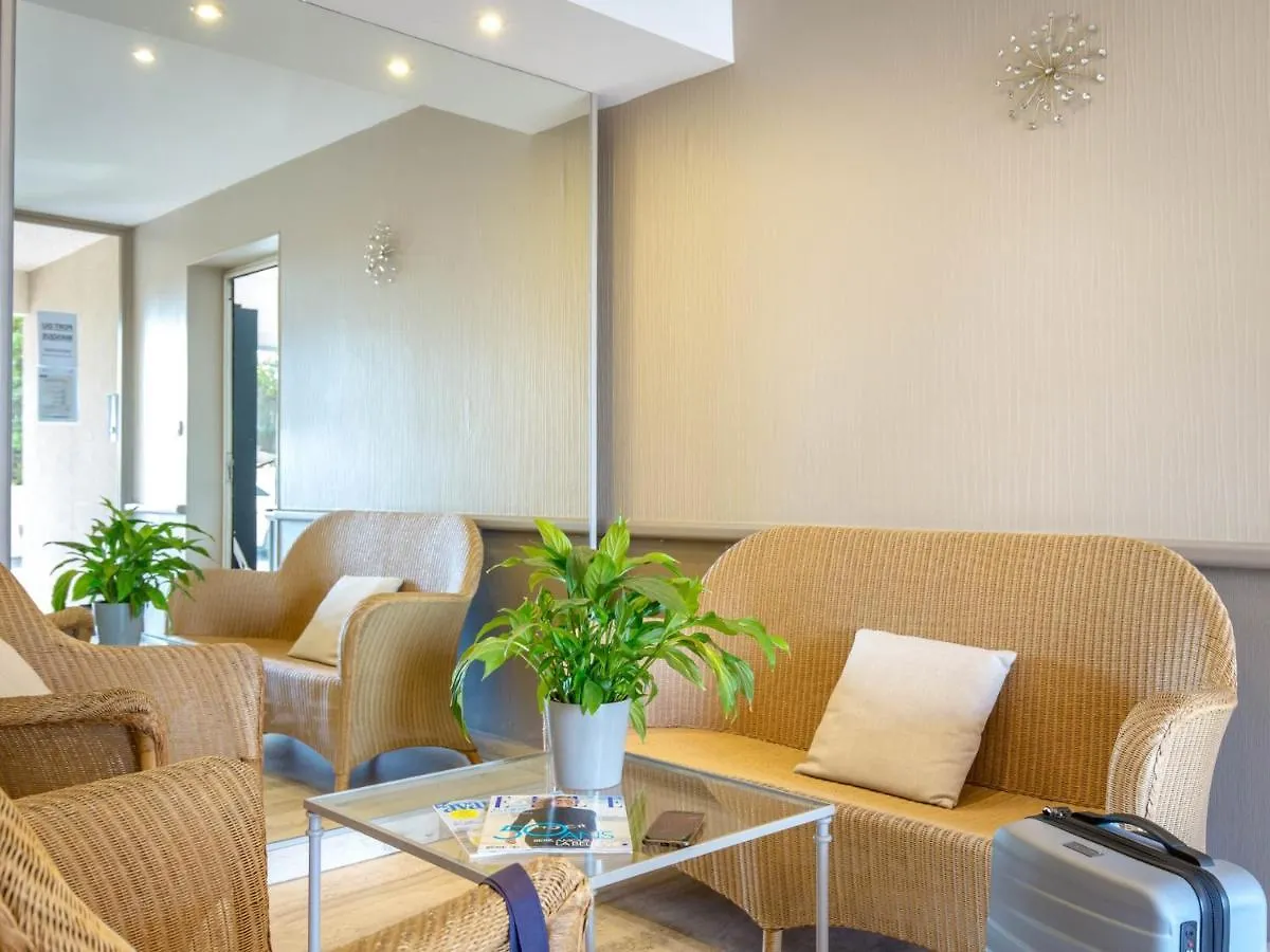 Apartment Studio Climatise Proche Plage Et Commerces Avec Balcon, Parking, Et Wifi A Saint-Raphael - Fr-1-466A-32